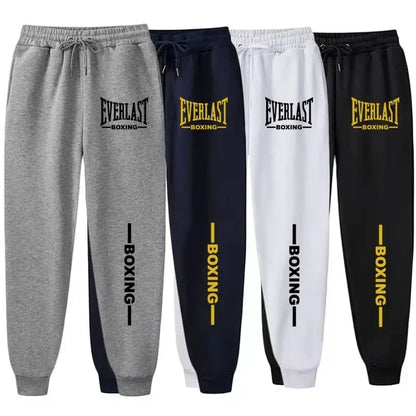 Pantaloni sportivi EVERLAST autunno/inverno 2025, unisex, con stampa, ideali per running, fitness e attività all’aperto. Joggers casual in tessuto felpato, comodi per lo sport e il tempo libero.