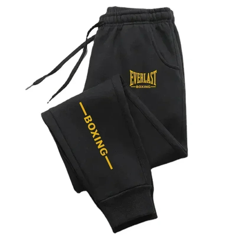 Pantaloni sportivi EVERLAST autunno/inverno 2025, unisex, con stampa, ideali per running, fitness e attività all’aperto. Joggers casual in tessuto felpato, comodi per lo sport e il tempo libero.