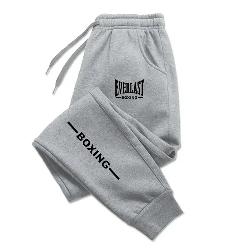 Pantaloni sportivi EVERLAST autunno/inverno 2025, unisex, con stampa, ideali per running, fitness e attività all’aperto. Joggers casual in tessuto felpato, comodi per lo sport e il tempo libero.