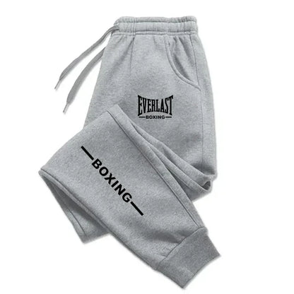 Pantaloni sportivi EVERLAST autunno/inverno 2025, unisex, con stampa, ideali per running, fitness e attività all’aperto. Joggers casual in tessuto felpato, comodi per lo sport e il tempo libero.