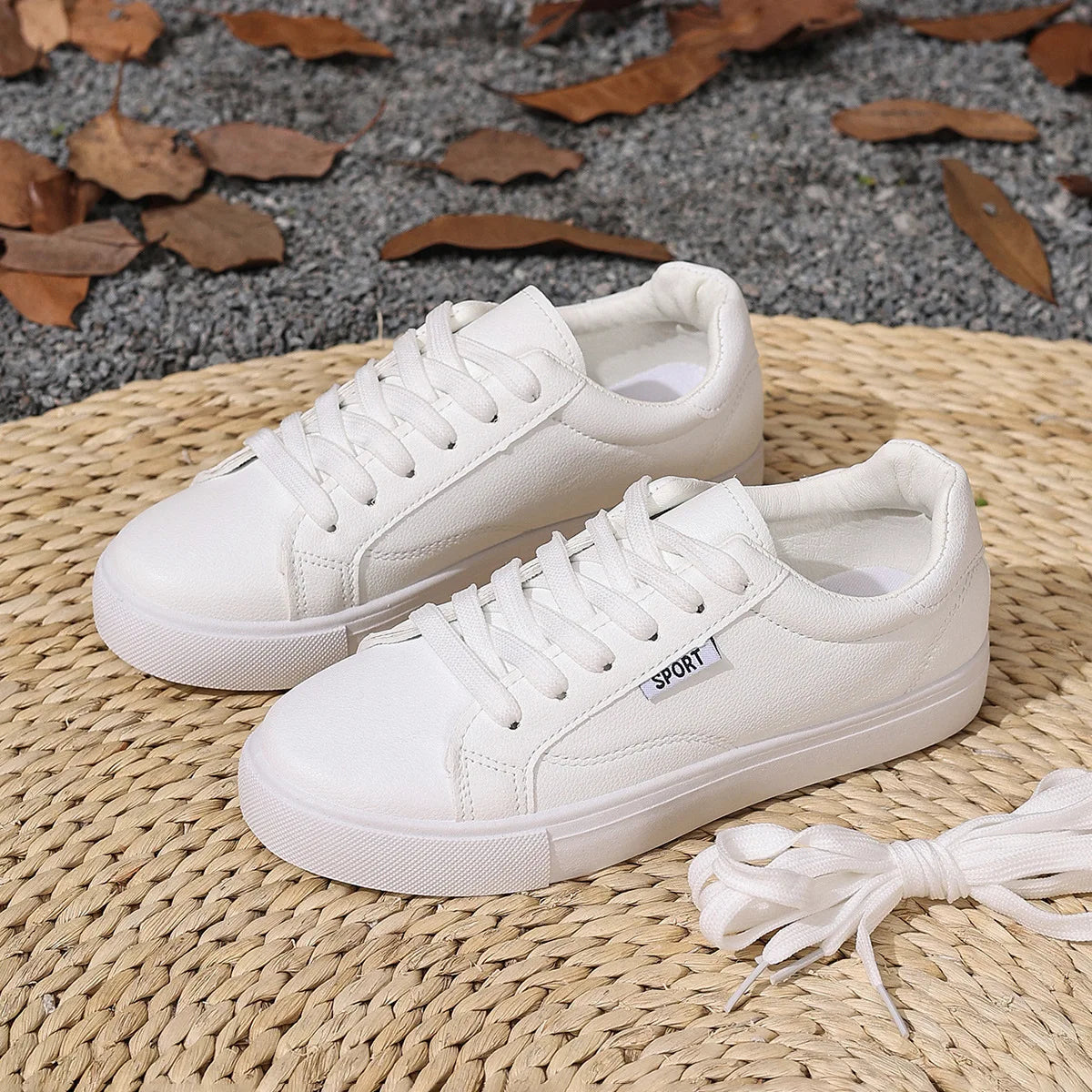 Sneakers da donna stringate in PU, suola bassa