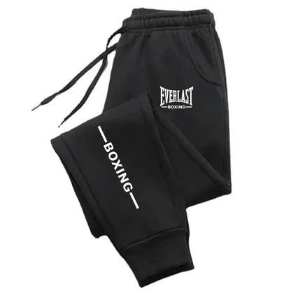 Pantaloni sportivi EVERLAST autunno/inverno 2025, unisex, con stampa, ideali per running, fitness e attività all’aperto. Joggers casual in tessuto felpato, comodi per lo sport e il tempo libero.