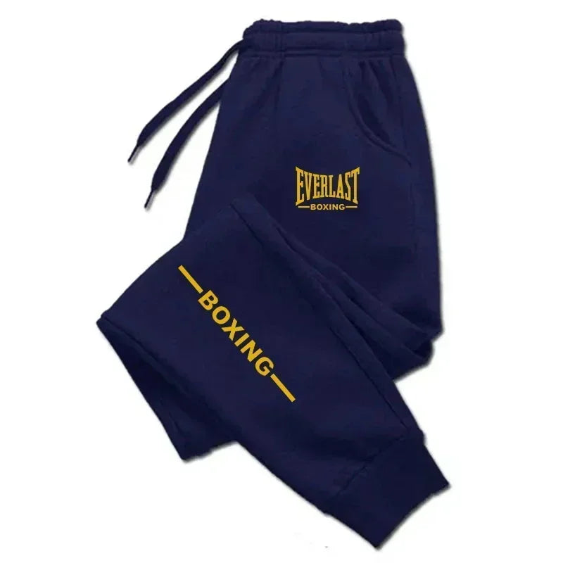 Pantaloni sportivi EVERLAST autunno/inverno 2025, unisex, con stampa, ideali per running, fitness e attività all’aperto. Joggers casual in tessuto felpato, comodi per lo sport e il tempo libero.