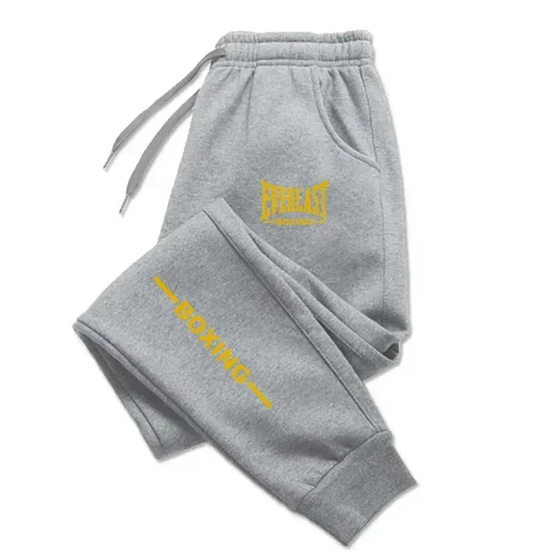 Pantaloni sportivi EVERLAST autunno/inverno 2025, unisex, con stampa, ideali per running, fitness e attività all’aperto. Joggers casual in tessuto felpato, comodi per lo sport e il tempo libero.