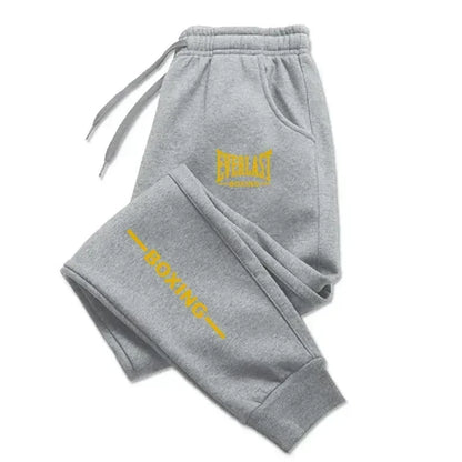 Pantaloni sportivi EVERLAST autunno/inverno 2025, unisex, con stampa, ideali per running, fitness e attività all’aperto. Joggers casual in tessuto felpato, comodi per lo sport e il tempo libero.