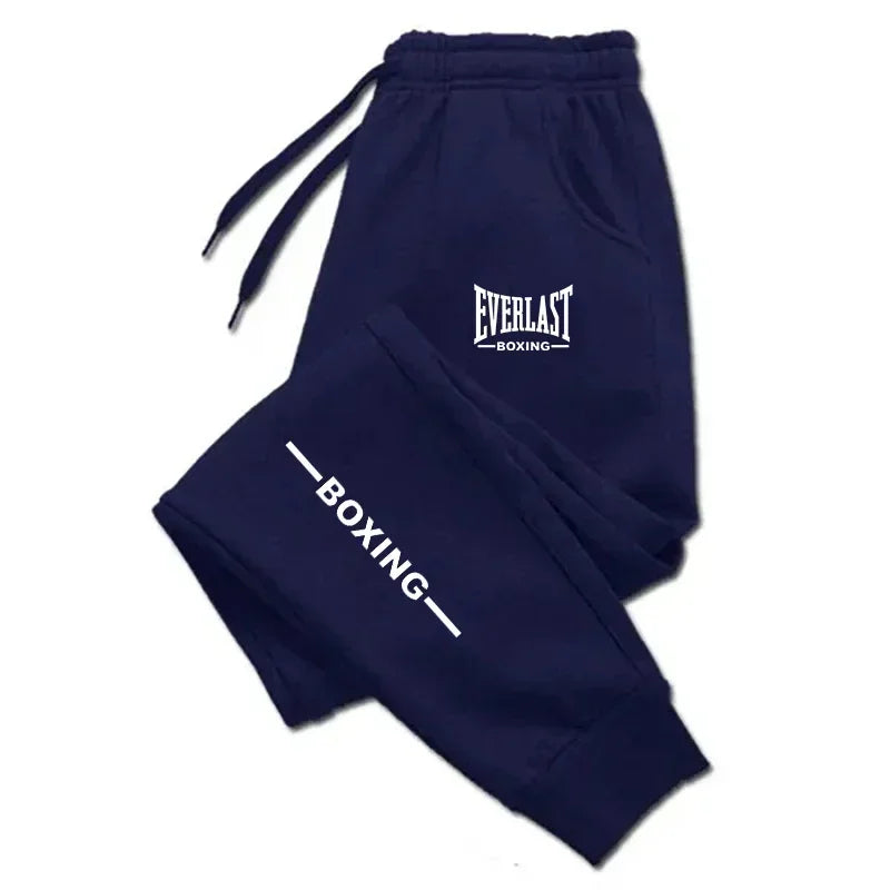 Pantaloni sportivi EVERLAST autunno/inverno 2025, unisex, con stampa, ideali per running, fitness e attività all’aperto. Joggers casual in tessuto felpato, comodi per lo sport e il tempo libero.